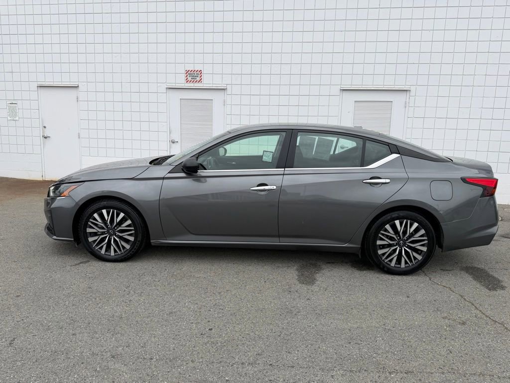Used 2024 Nissan Altima 2.5 SV FWD image 3