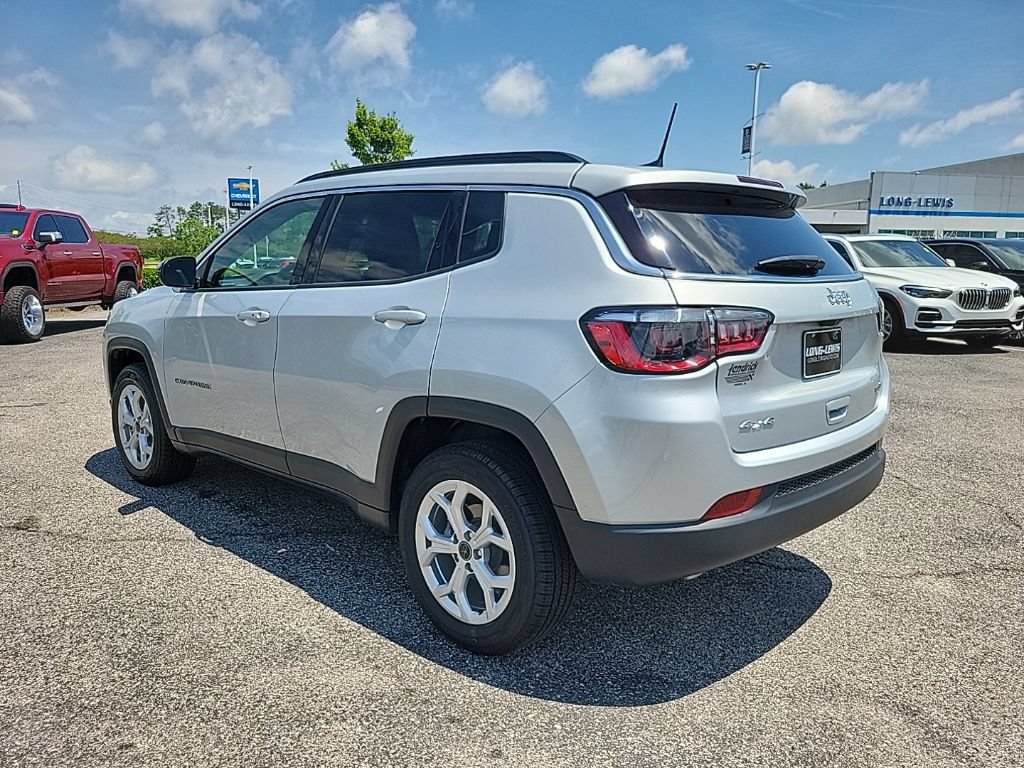 Used 2025 Jeep Compass Latitude AWD/4WD image 5