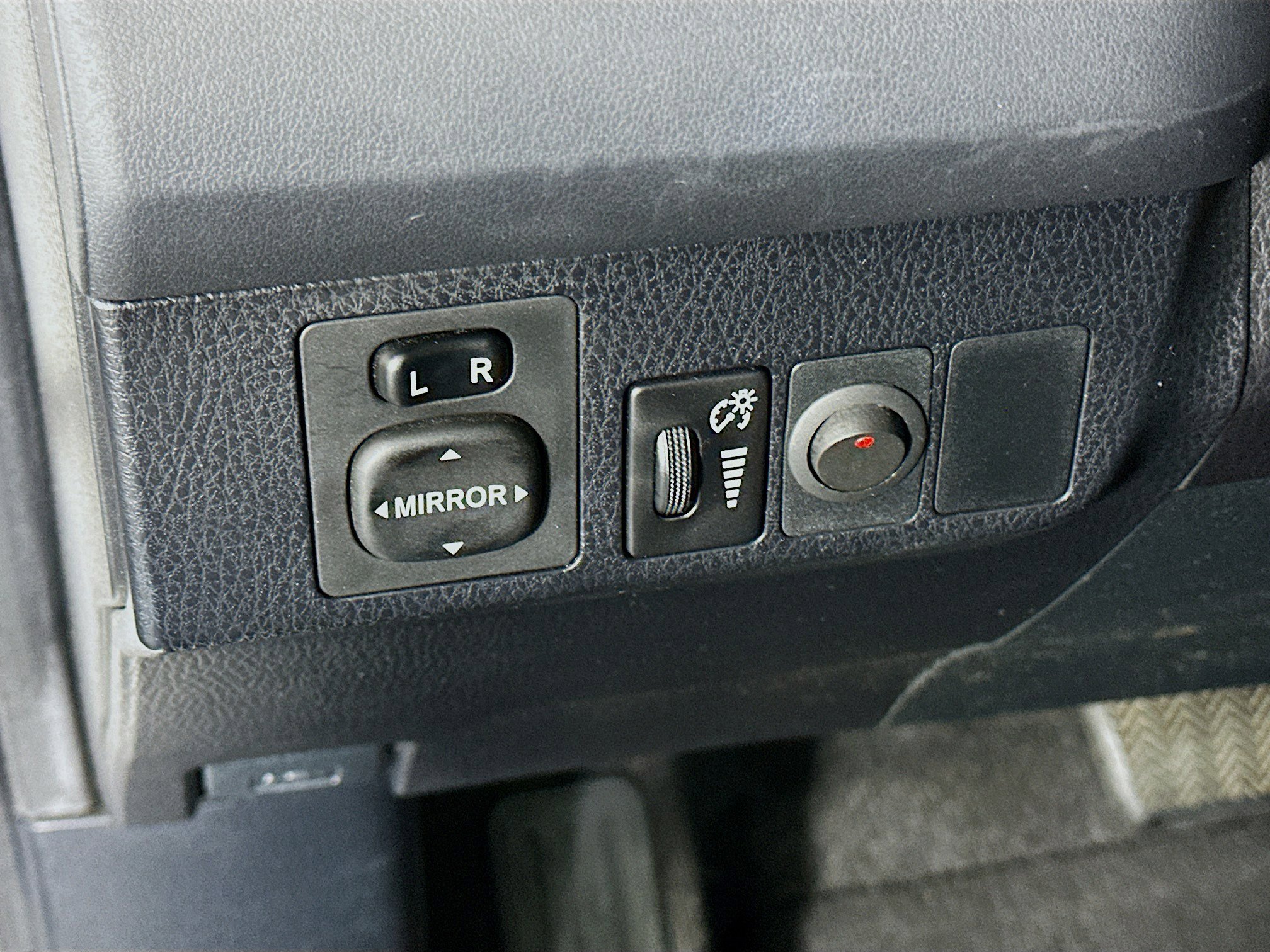 Used 2016 Toyota RAV4 LE image 17