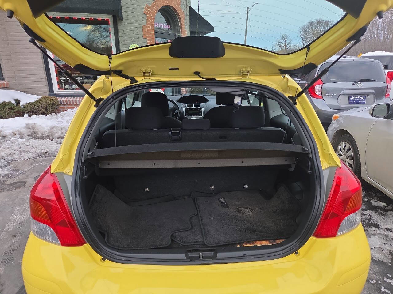 Used 2009 Toyota Yaris 2-Door Hatchback image 6
