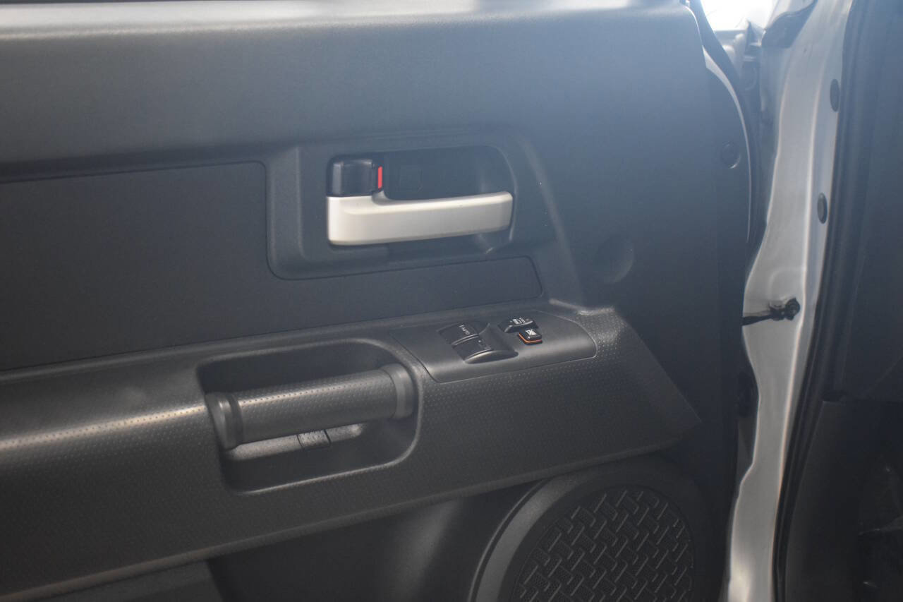 Used 2008 Toyota FJ Cruiser 4WD image 38