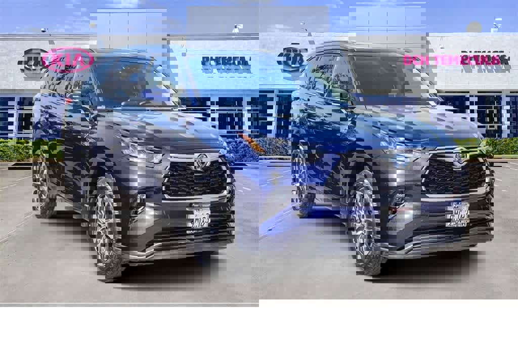 Used 2021 Toyota Highlander XLE image 3