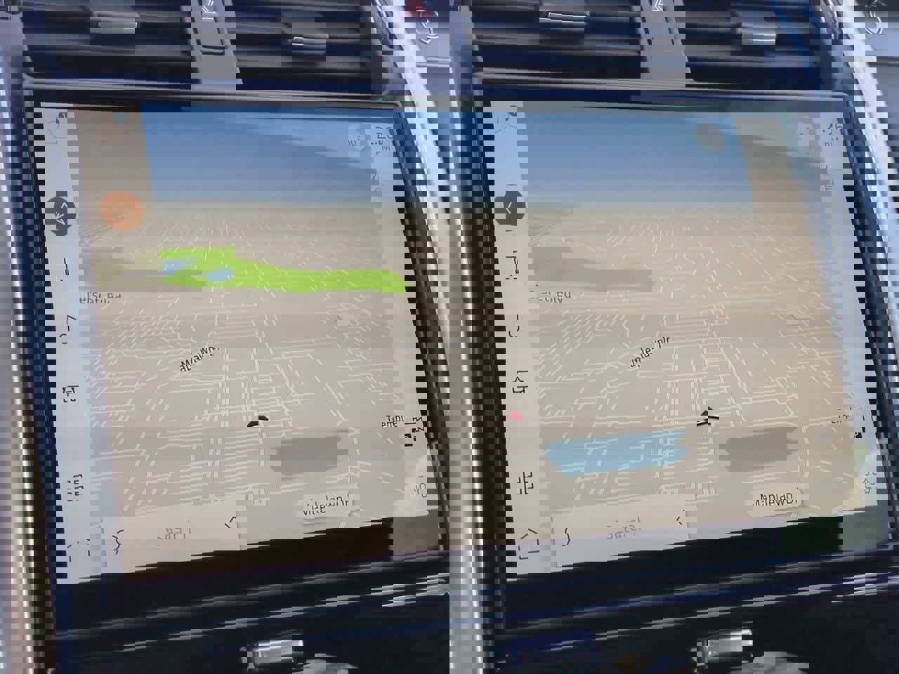 Used 2024 Land Rover Discovery Metropolitan Edition image 29