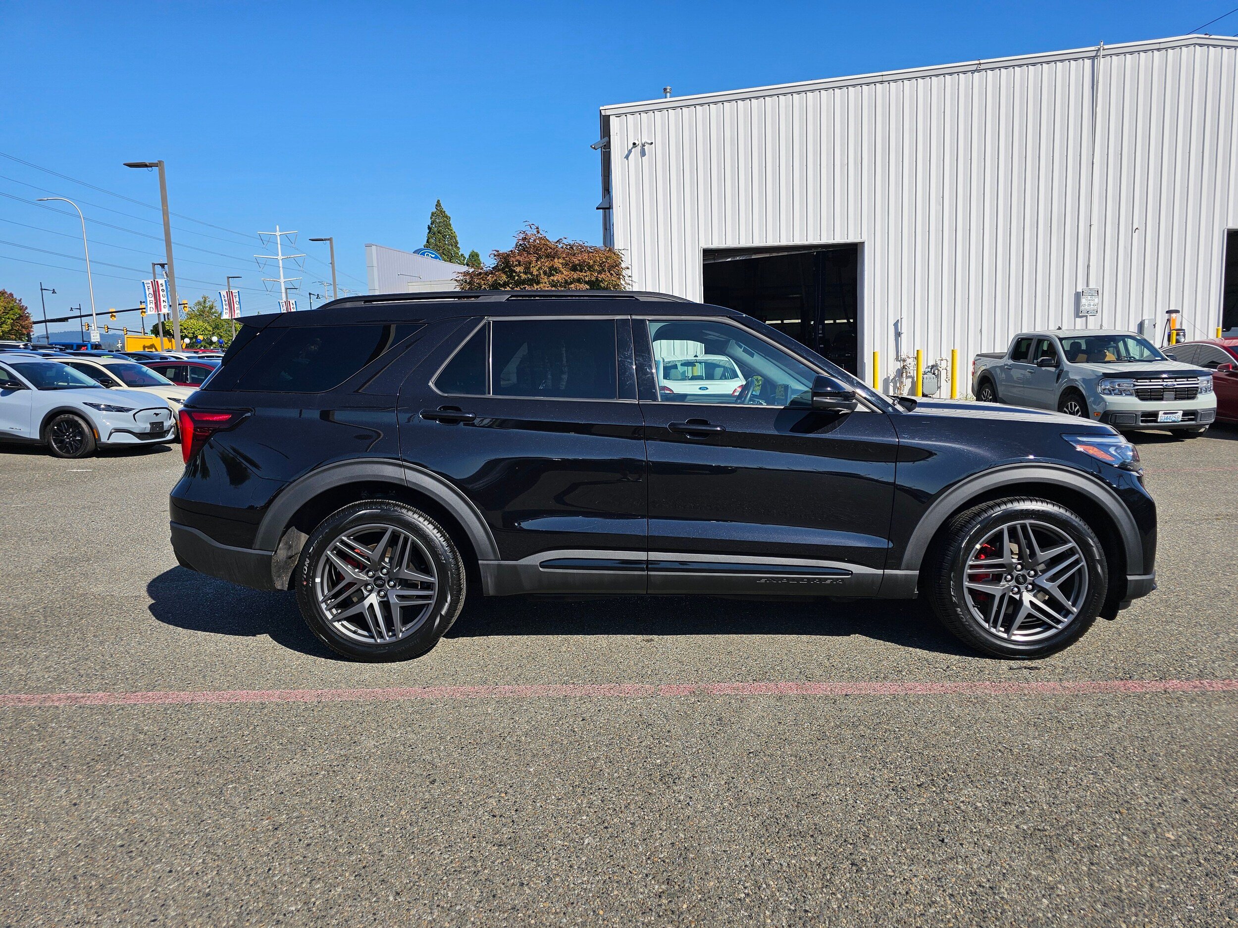 Used 2025 Ford Explorer ST w/ Sun And Sound Package AWD/4WD image 4