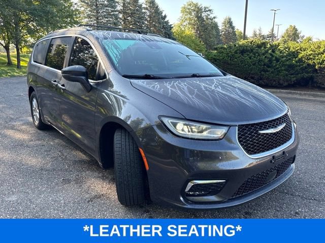 Used 2022 Chrysler Pacifica Touring-L FWD image 2