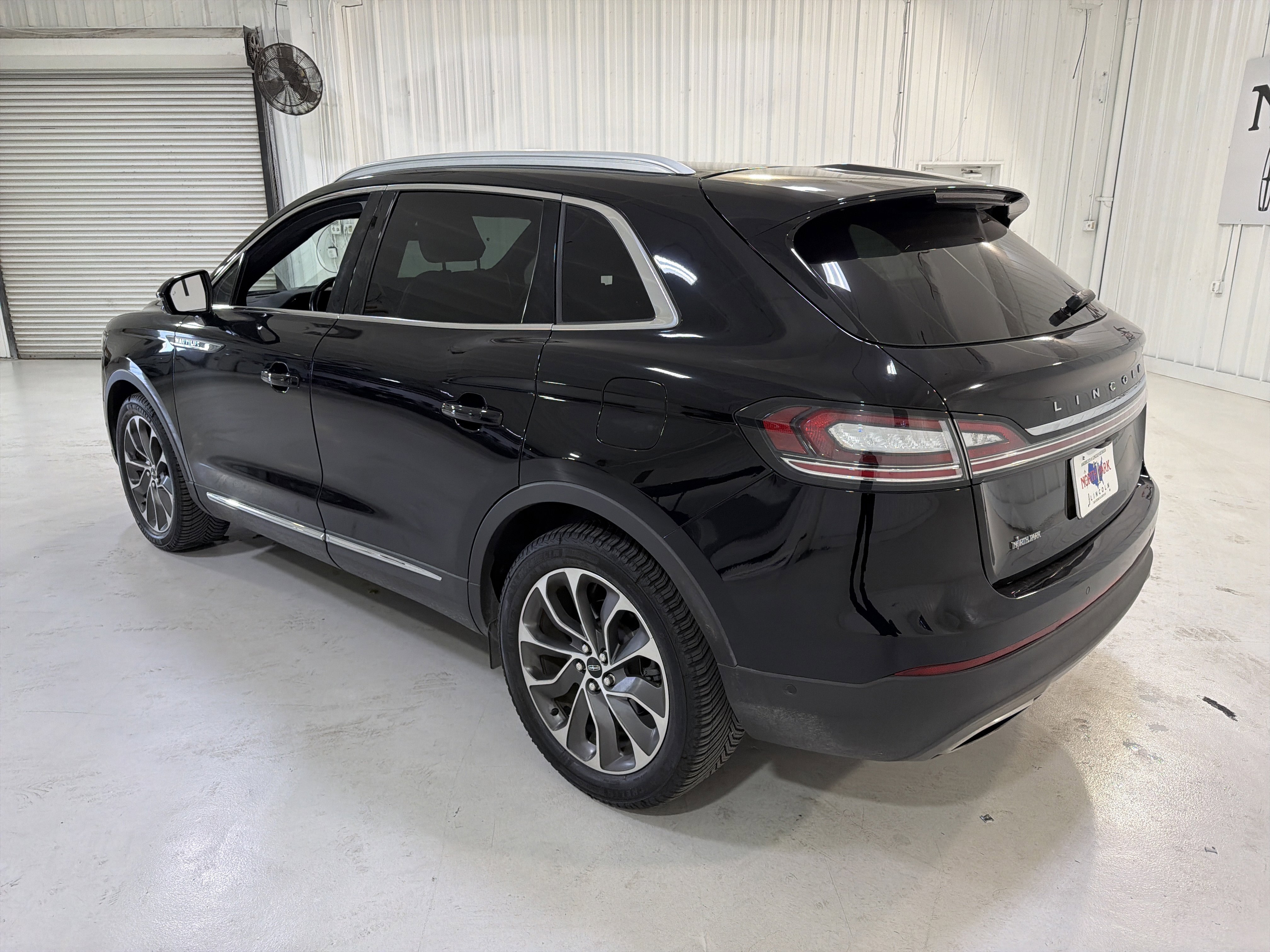 Used 2022 Lincoln Nautilus Reserve image 3