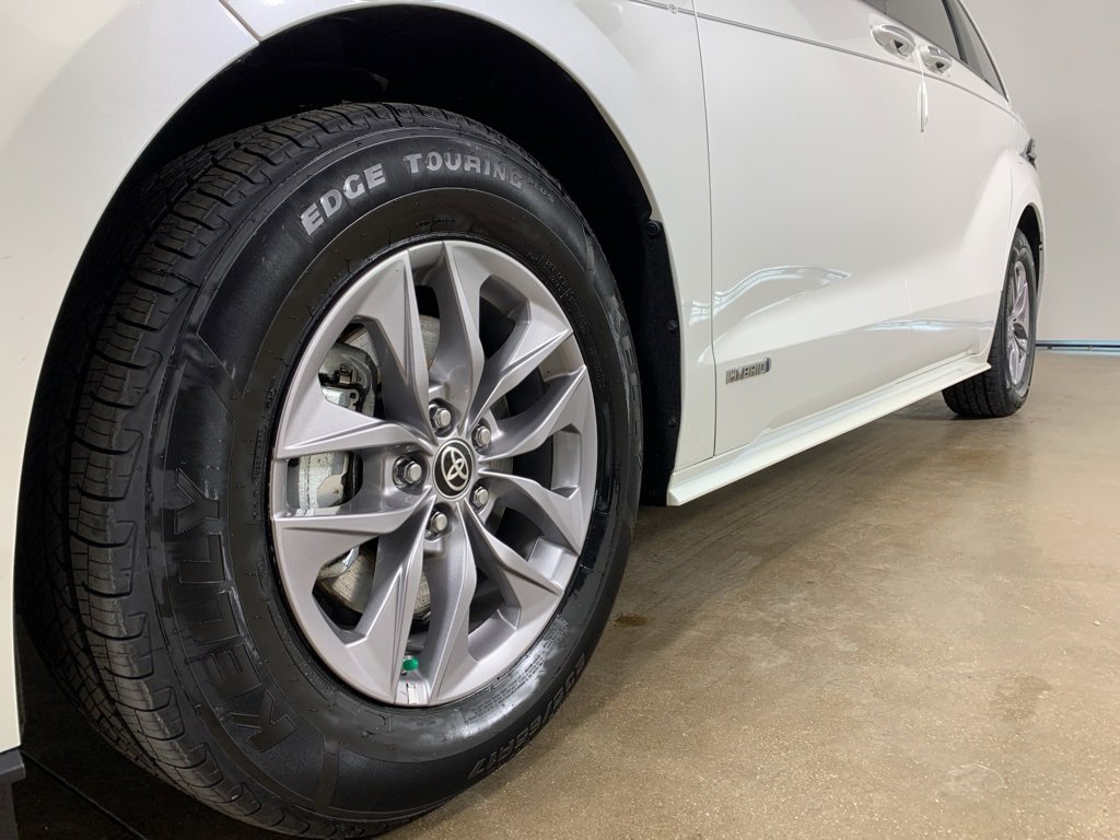 Used 2021 Toyota Sienna XLE w/ XLE Plus Package image 2