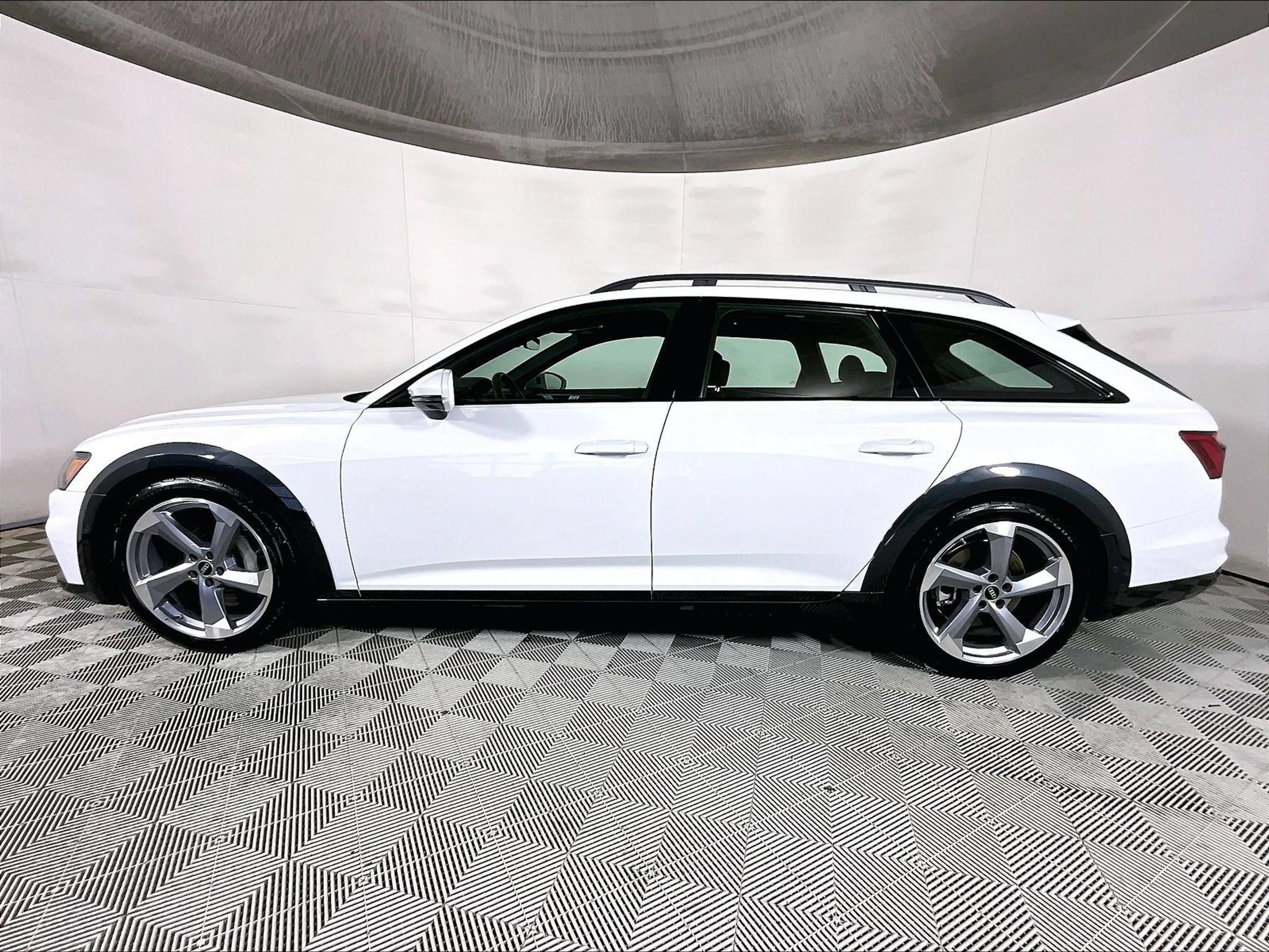 Used 2022 Audi A6 3.0T allroad Prestige w/ Prestige Package AWD/4WD image 2