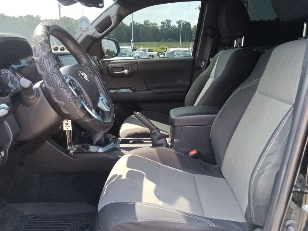 Used 2022 Toyota Tacoma TRD Off-Road AWD/4WD image 15