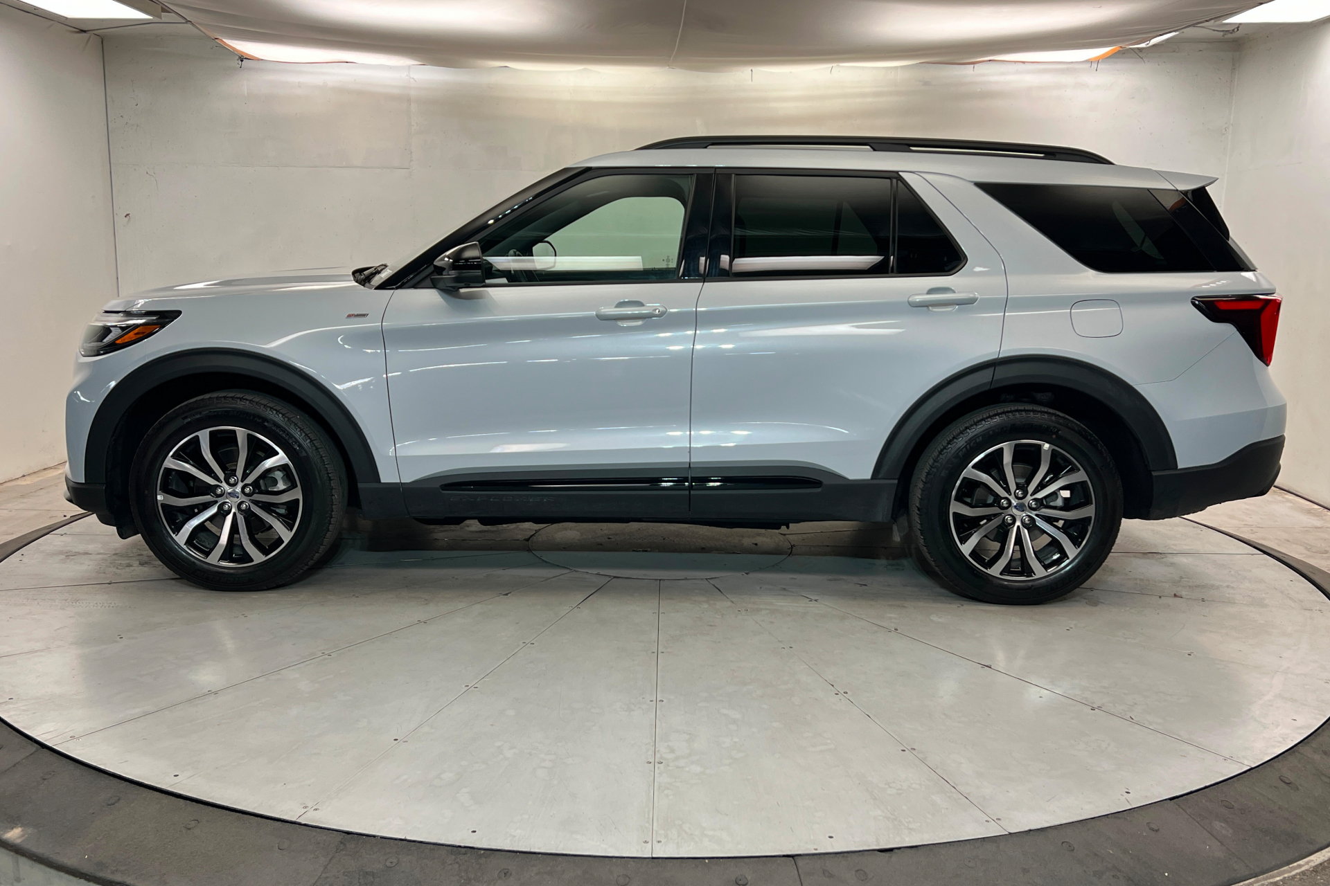 Used 2026 Ford Explorer ST-Line AWD/4WD image 2
