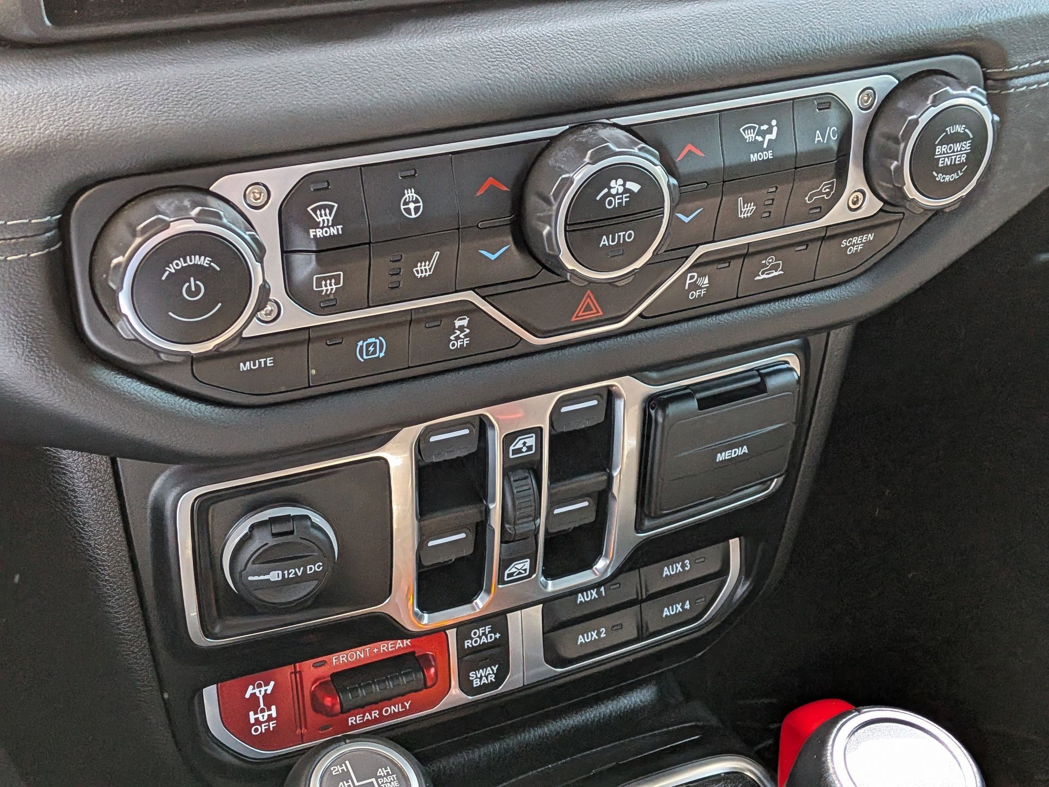 Used 2024 Jeep Wrangler Unlimited Rubicon 4xe AWD/4WD image 23