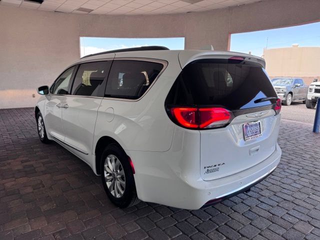 Used 2017 Chrysler Pacifica Touring-L FWD image 3