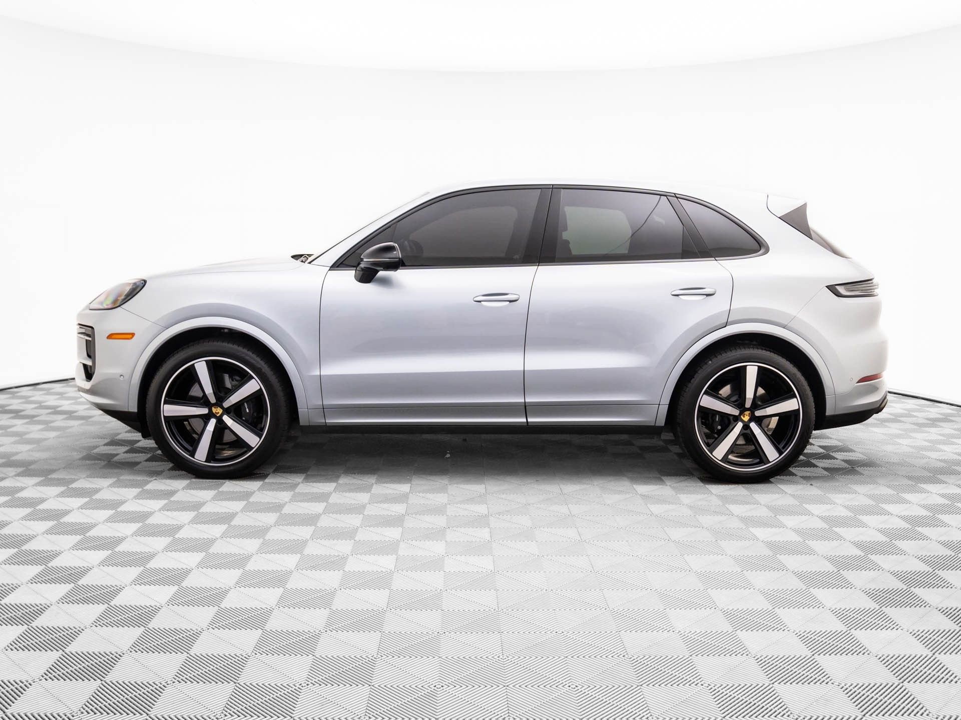 Certified 2024 Porsche Cayenne image 2