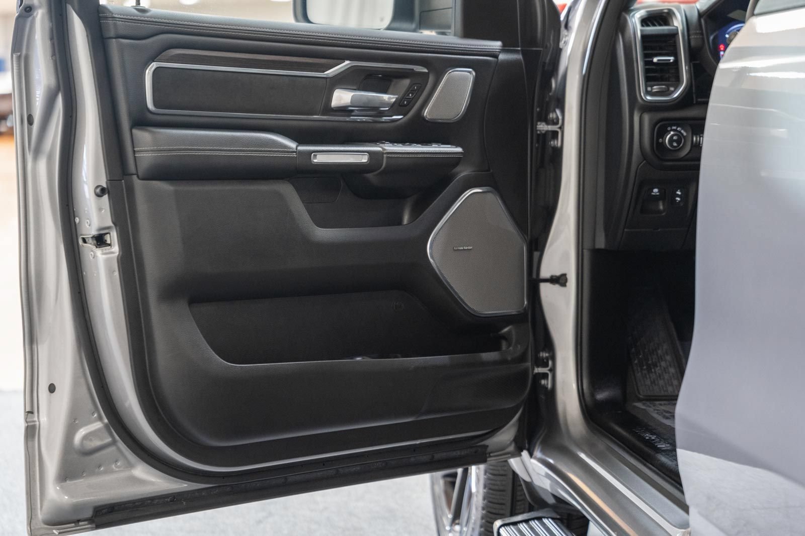Used 2025 RAM 1500 Laramie w/ Night Edition AWD/4WD image 47