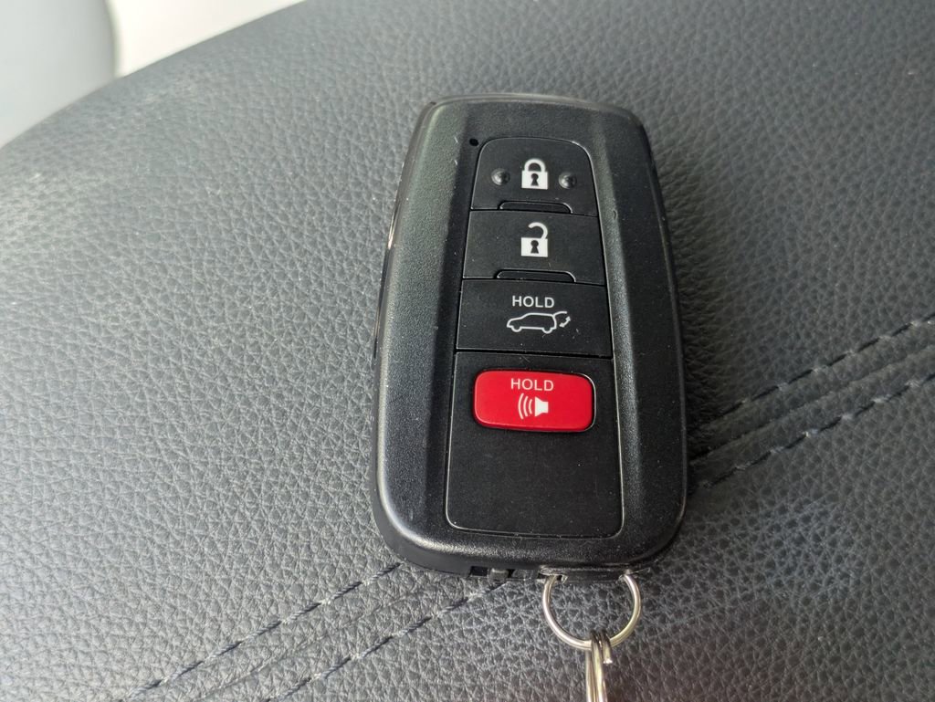 Used 2020 Toyota RAV4 Limited FWD image 36