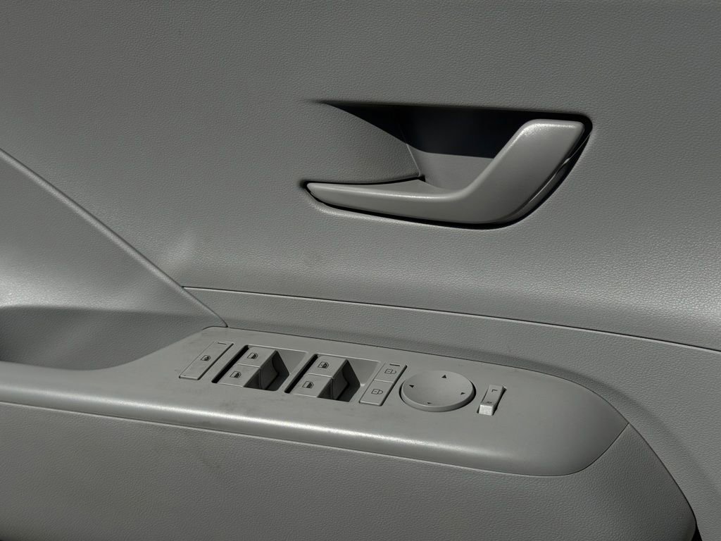 Certified 2025 Hyundai Kona SE image 25