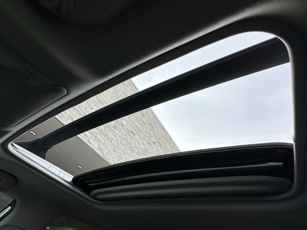 Used 2021 Toyota RAV4 Limited w/ Carpet Mat Package (TMS) image 29