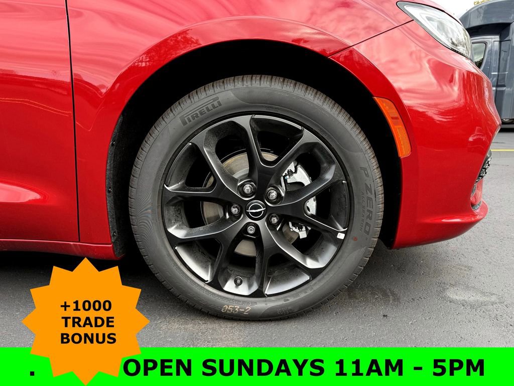 New 2026 Chrysler Pacifica Limited w/ Uconnect Theater Family Group image 10