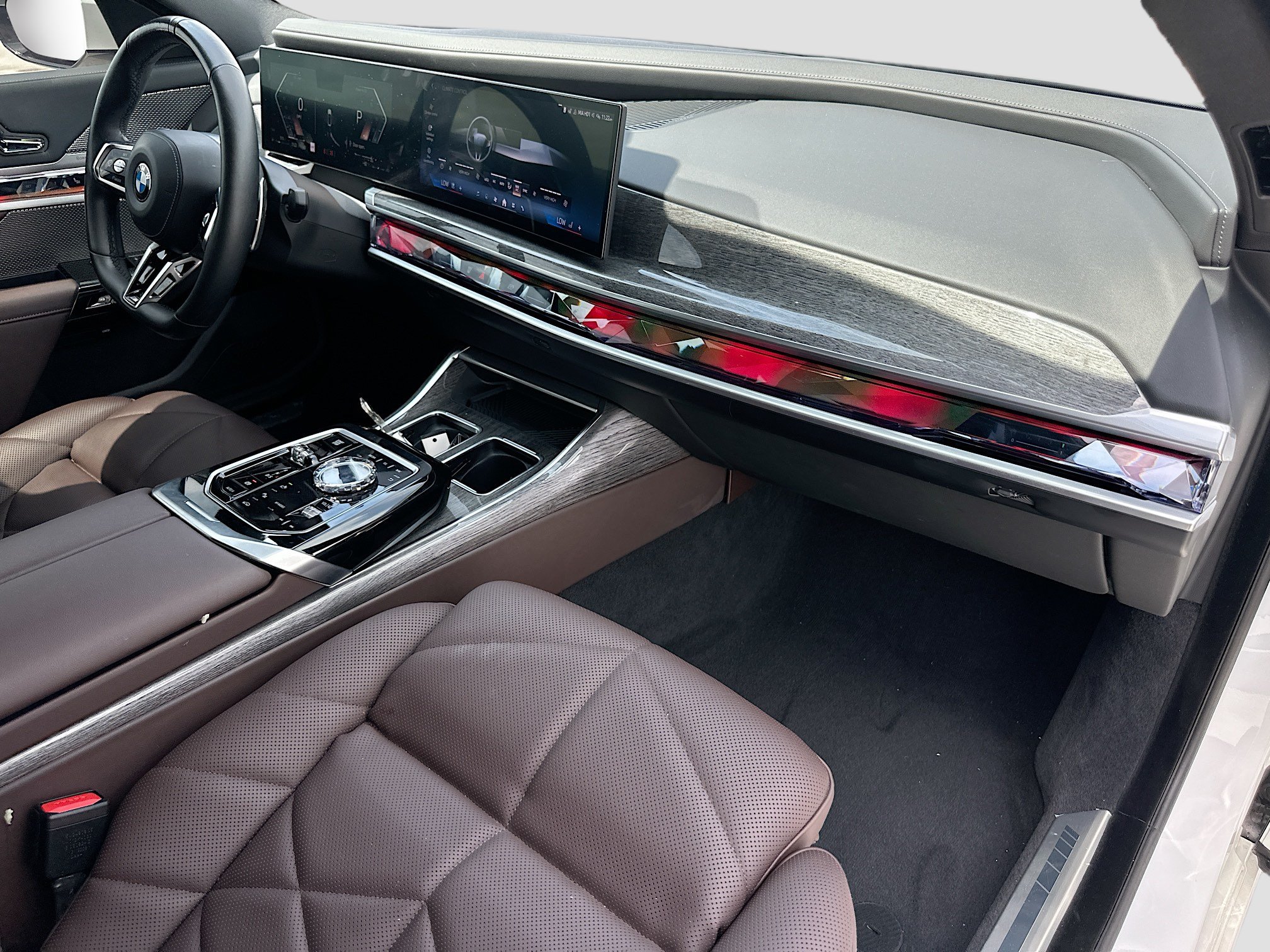 Certified 2025 BMW 740i w/ Premium Package RWD image 31