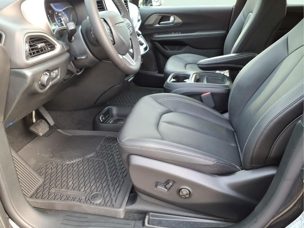 New 2027 Chrysler Pacifica LX FWD image 16