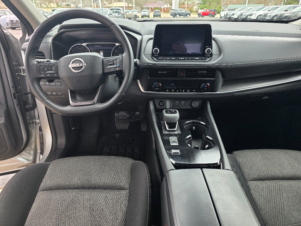 Used 2025 Nissan Rogue SV FWD image 15