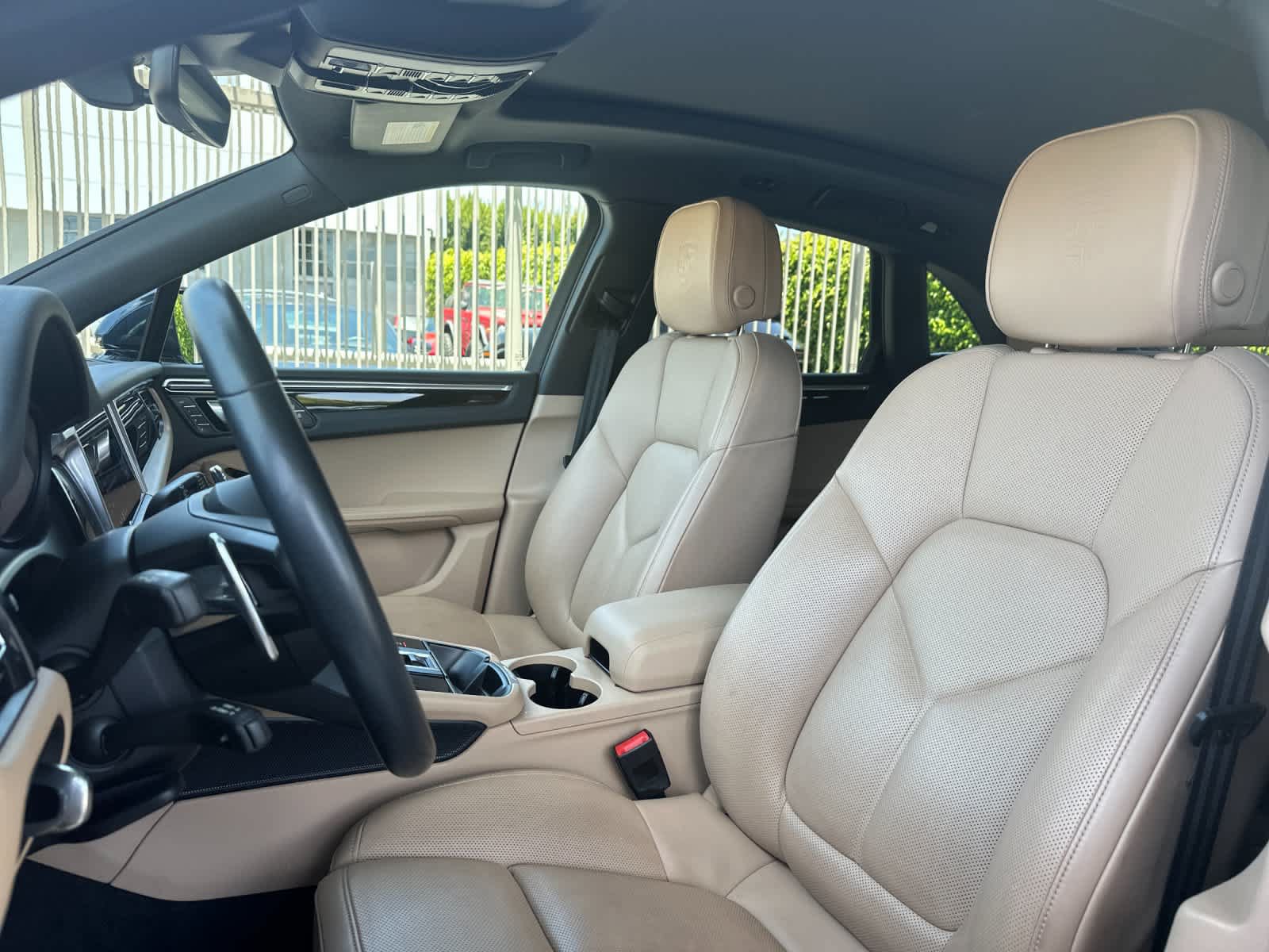 Certified 2023 Porsche Macan S AWD/4WD image 5