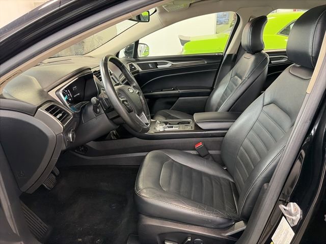 Used 2017 Ford Fusion SE w/ Fusion SE Technology Package image 12