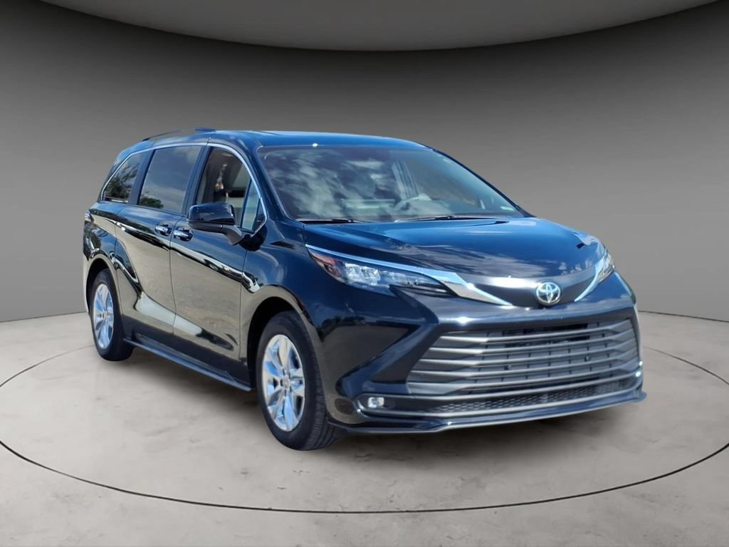 Used 2026 Toyota Sienna XLE AWD/4WD image 14