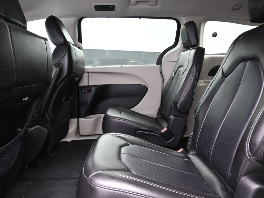 Used 2024 Chrysler Pacifica Touring-L image 18