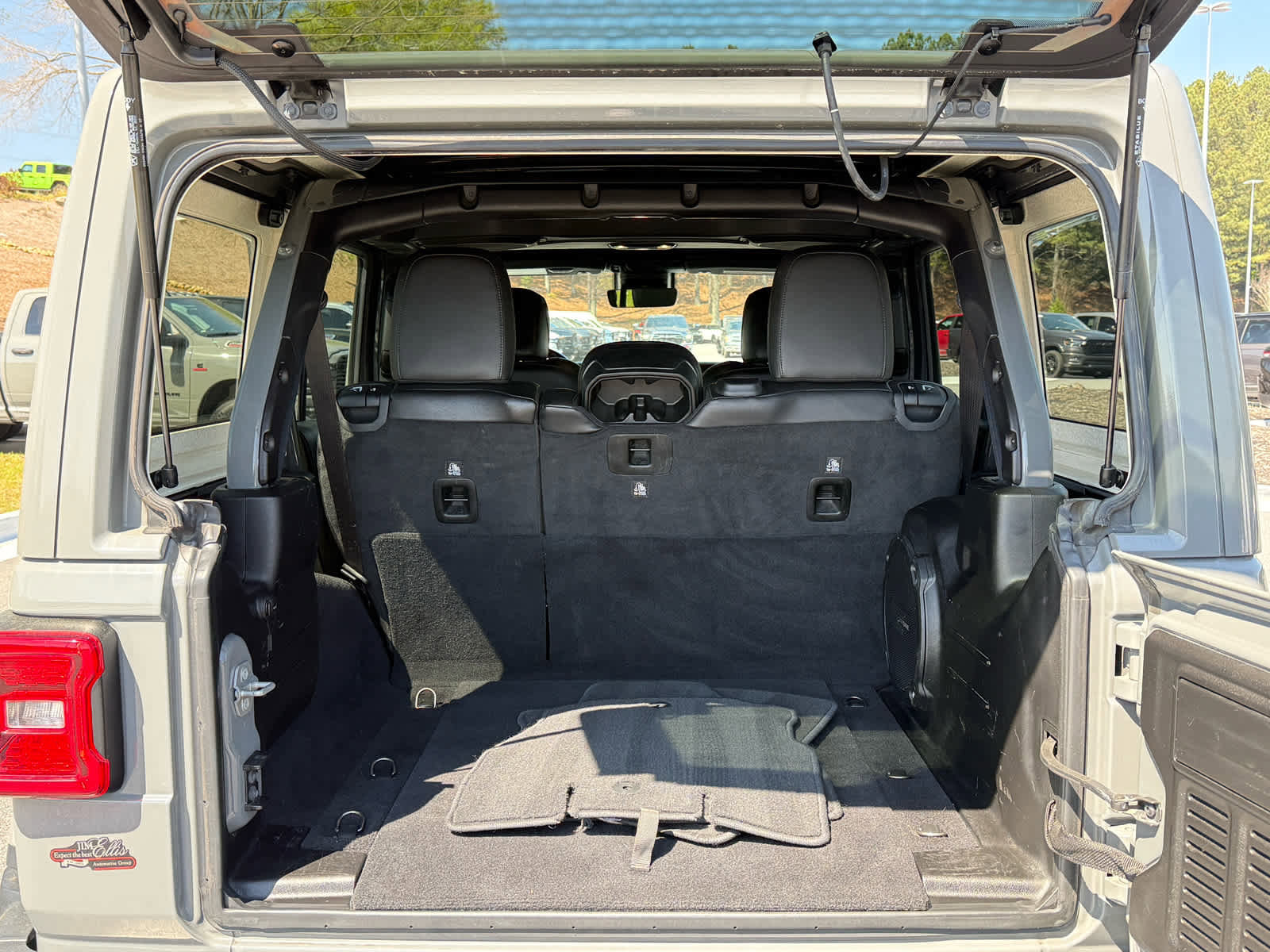 Used 2019 Jeep Wrangler Unlimited Sahara image 29