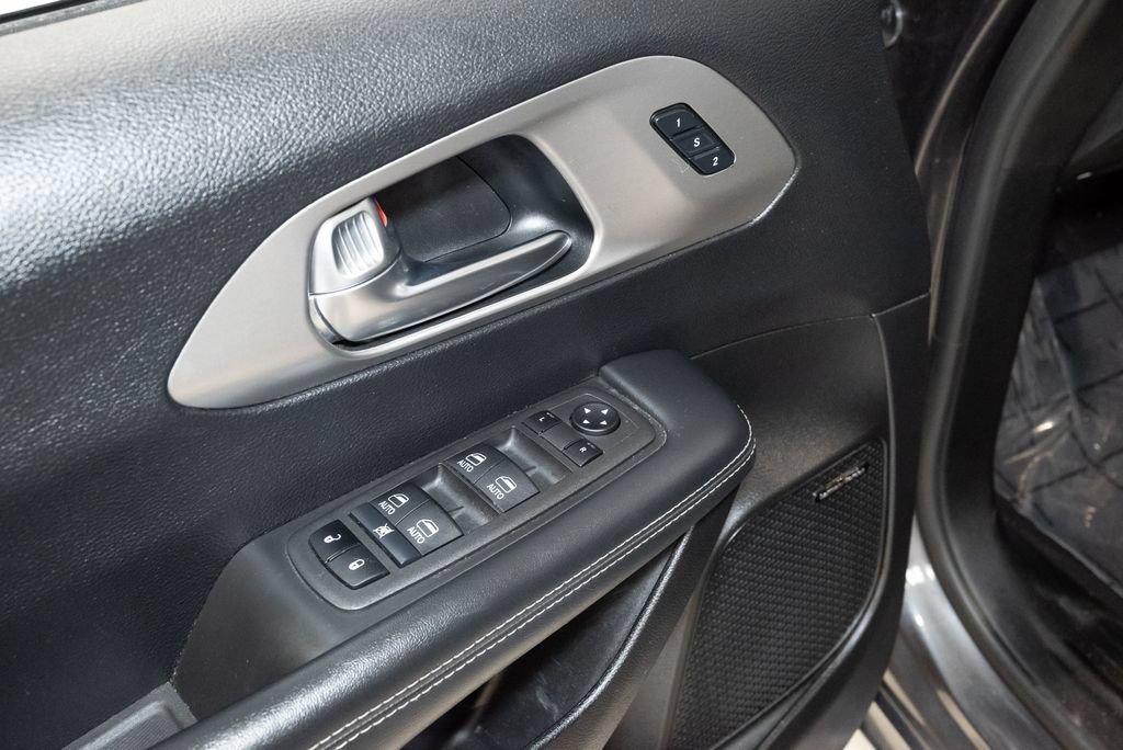 Used 2022 Chrysler Pacifica Limited w/ S Appearance Package FWD image 11