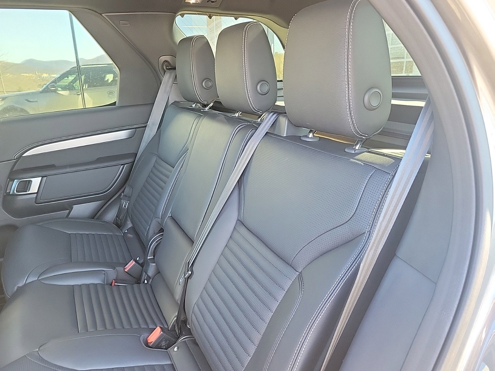 Certified 2025 Land Rover Discovery Dynamic SE image 15