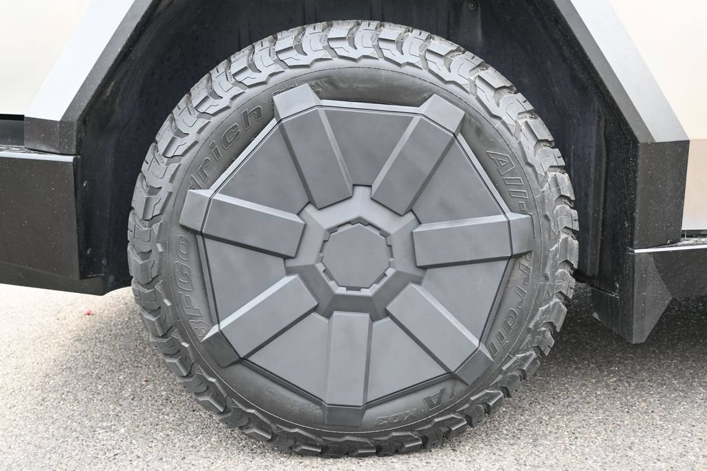 Used 2024 Tesla Cybertruck AWD Crew Cab image 11