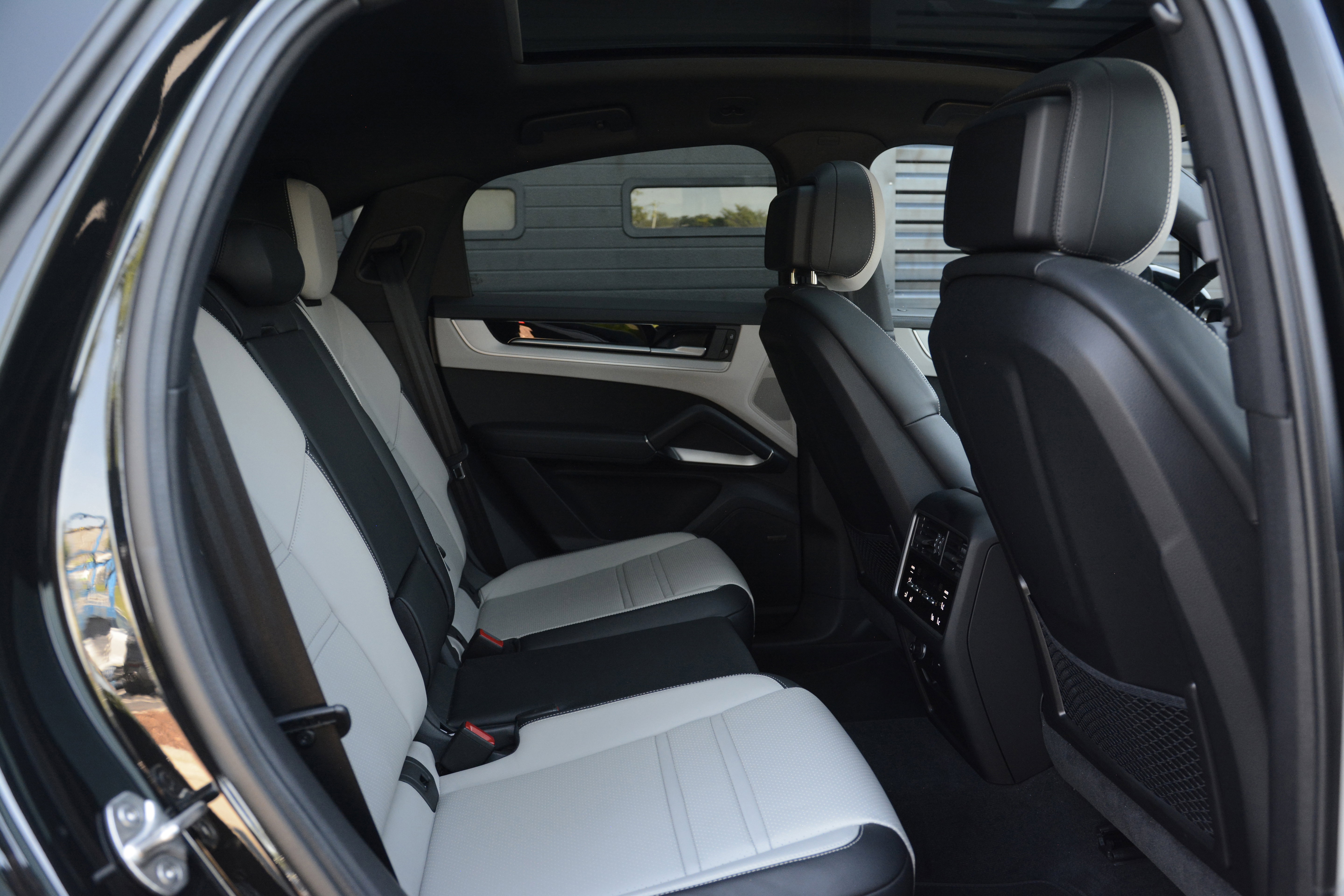 Certified 2024 Porsche Cayenne Coupe AWD/4WD image 29