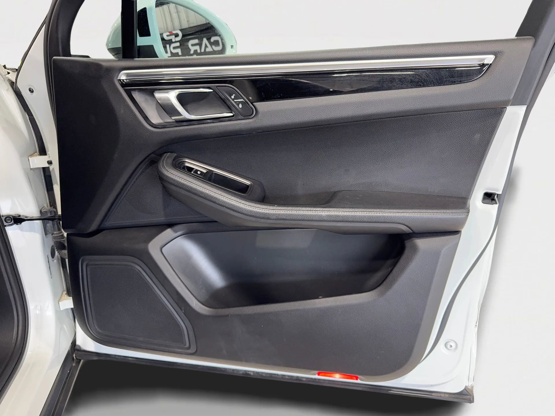 Used 2017 Porsche Macan image 18