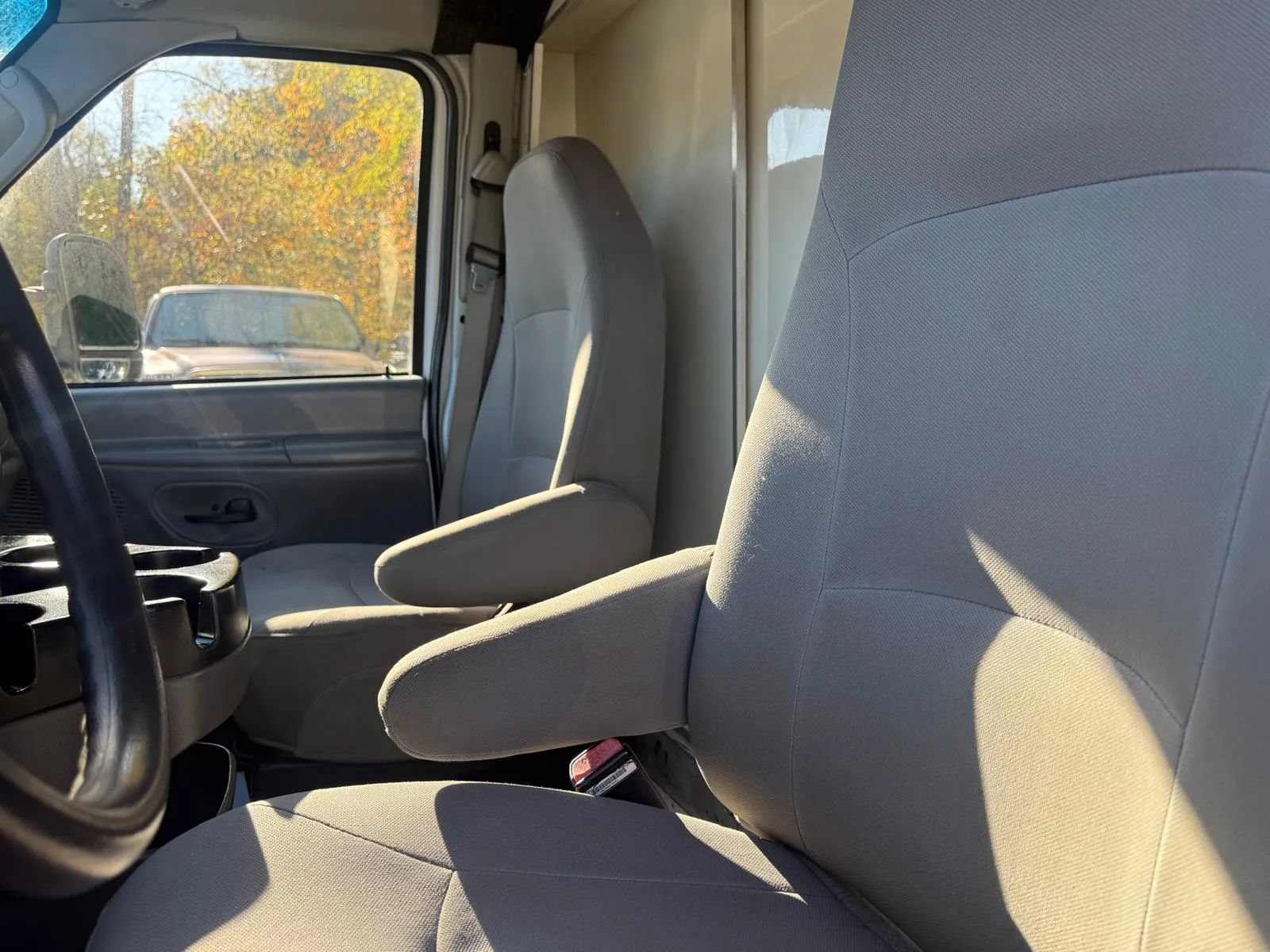 Used 2005 Ford E-350 and Econoline 350 Super Duty RWD image 11