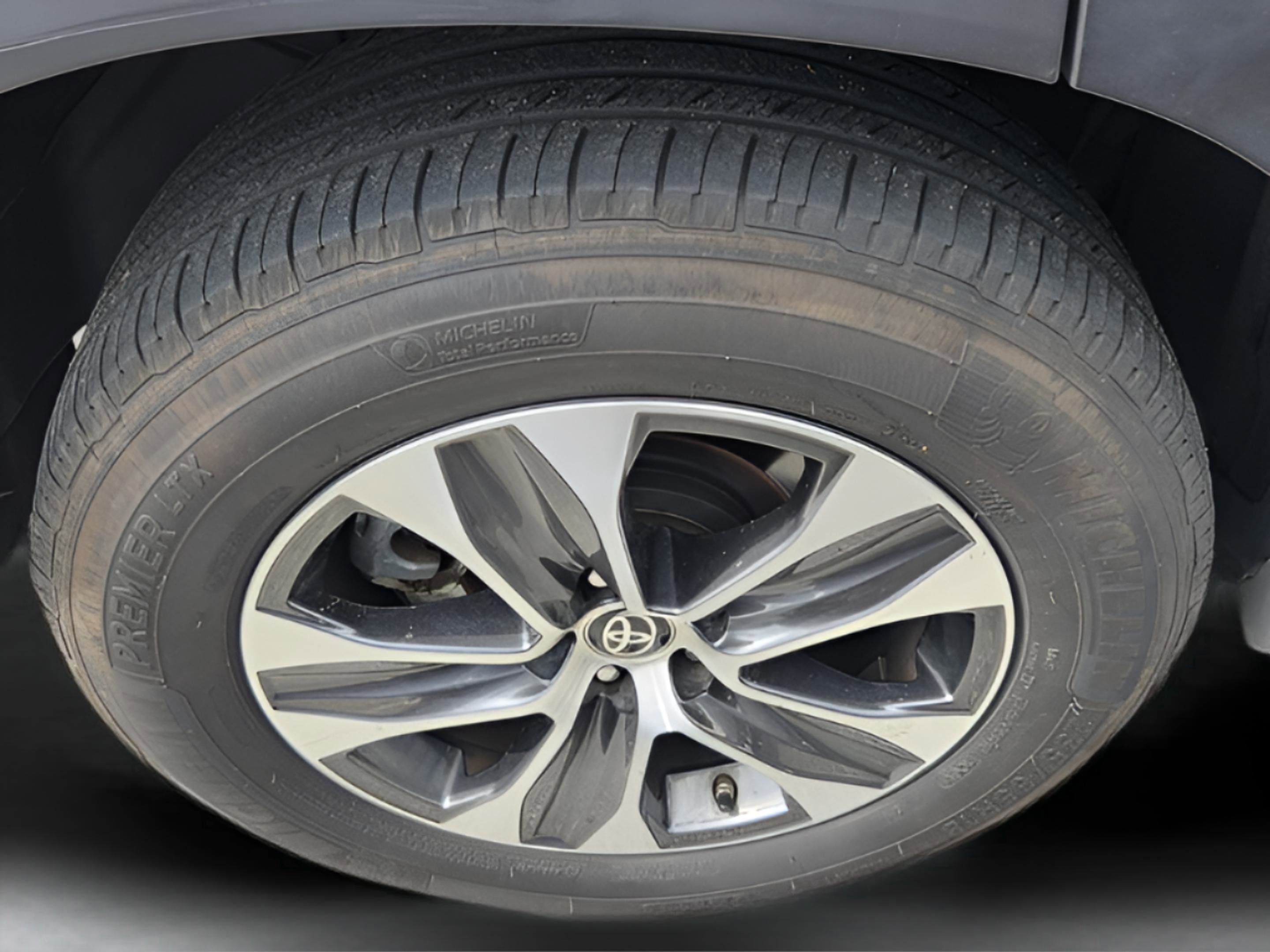 Used 2020 Toyota Highlander XLE image 34