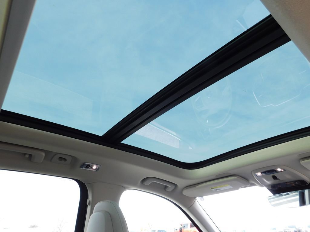 Used 2022 Volvo XC90 T5 Momentum w/ Advanced Package image 4