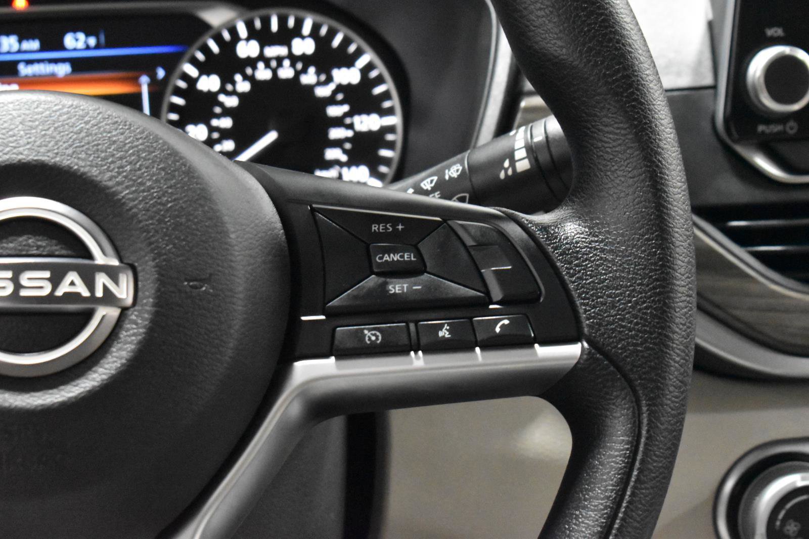 Used 2024 Nissan Altima 2.5 SV image 3