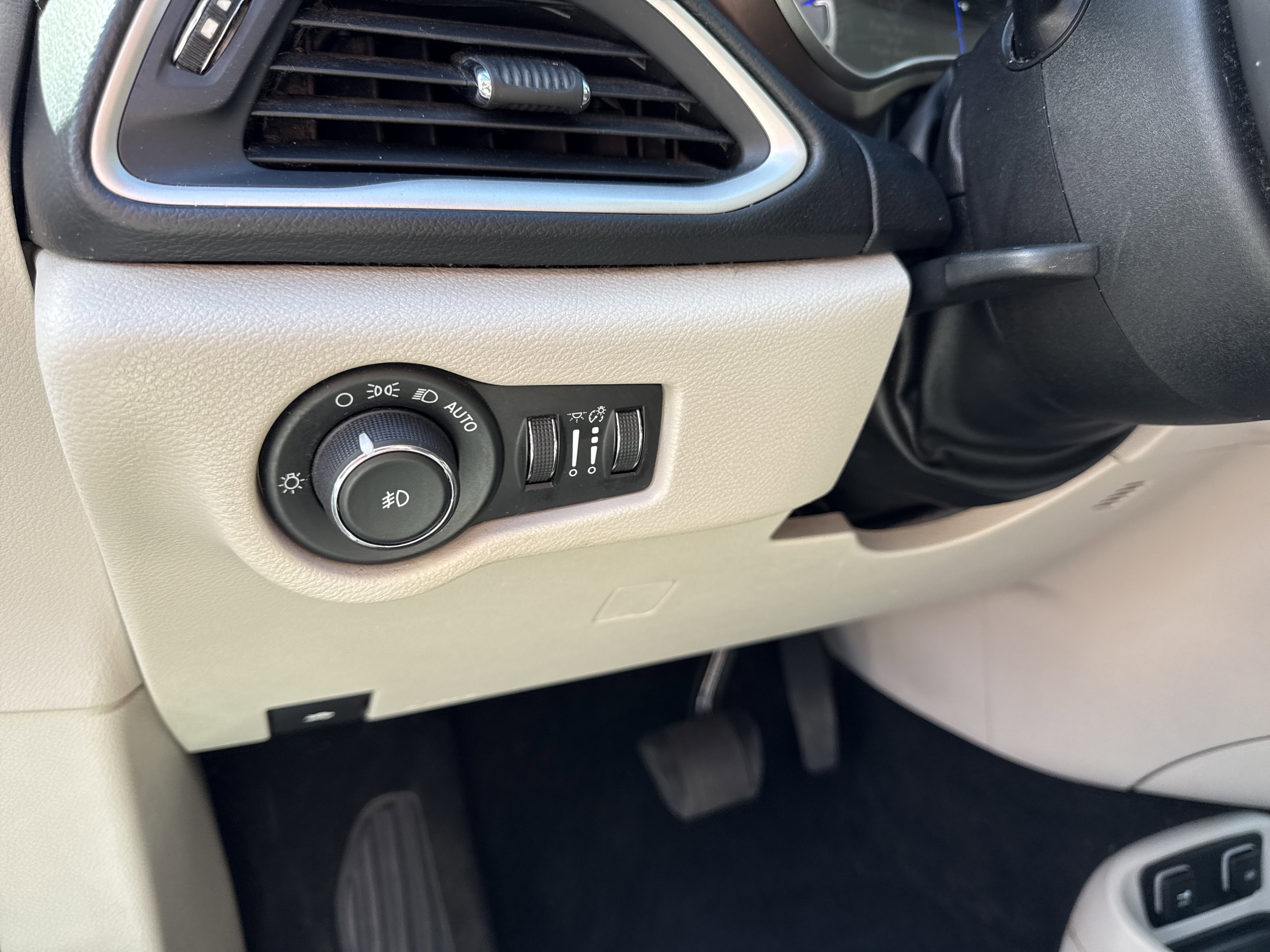 Used 2018 Chrysler Pacifica Touring Plus w/ Tire & Wheel Group image 26