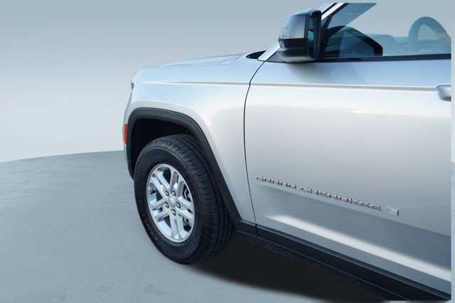 Used 2025 Jeep Grand Cherokee Laredo w/ Luxury Tech Group I image 36