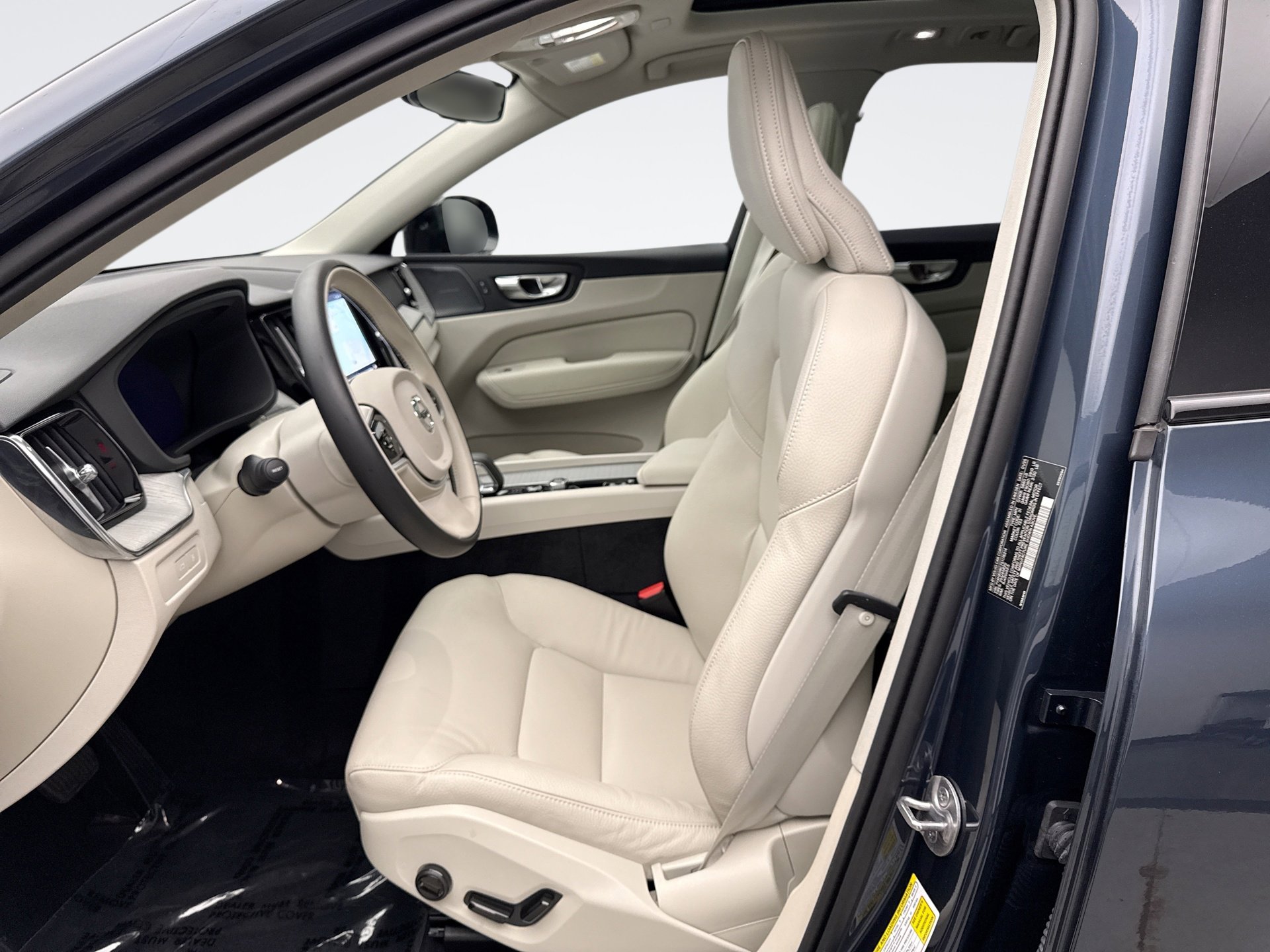 Used 2025 Volvo XC60 T8 Plus w/ Climate Package image 11