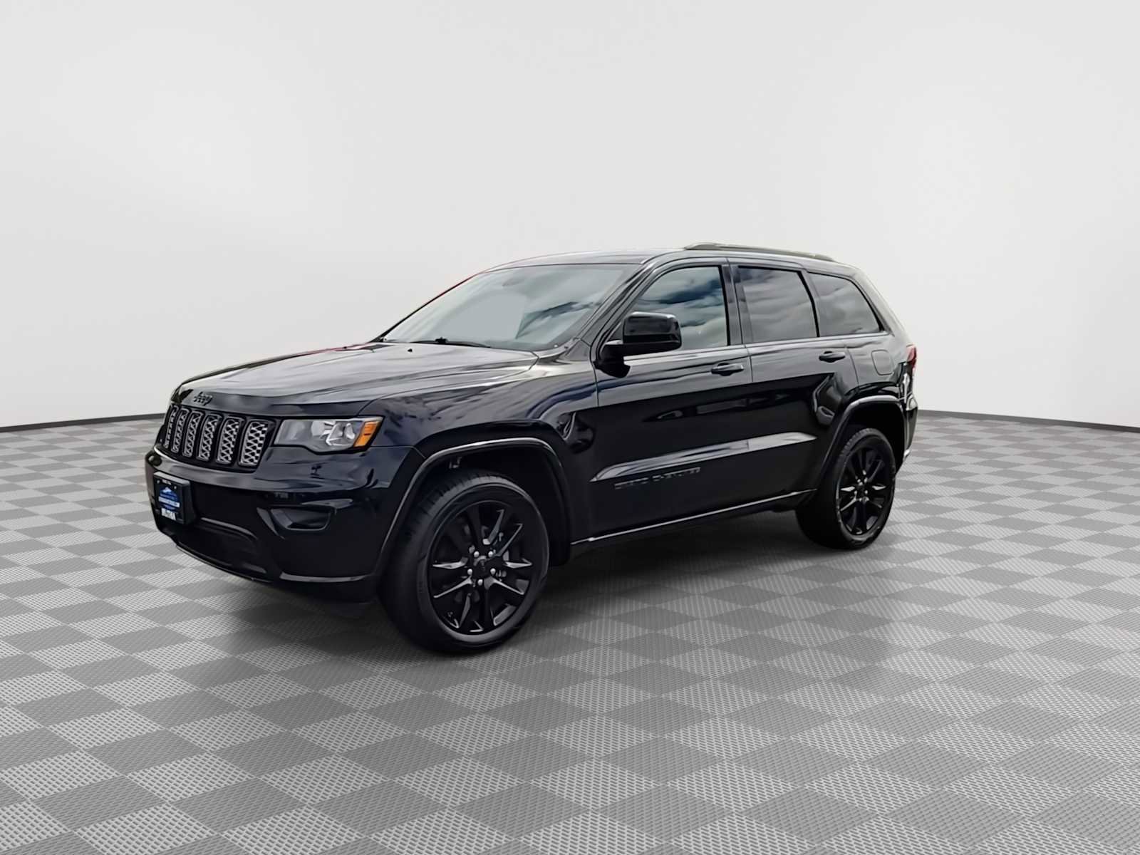 Used 2017 Jeep Grand Cherokee Altitude image 4