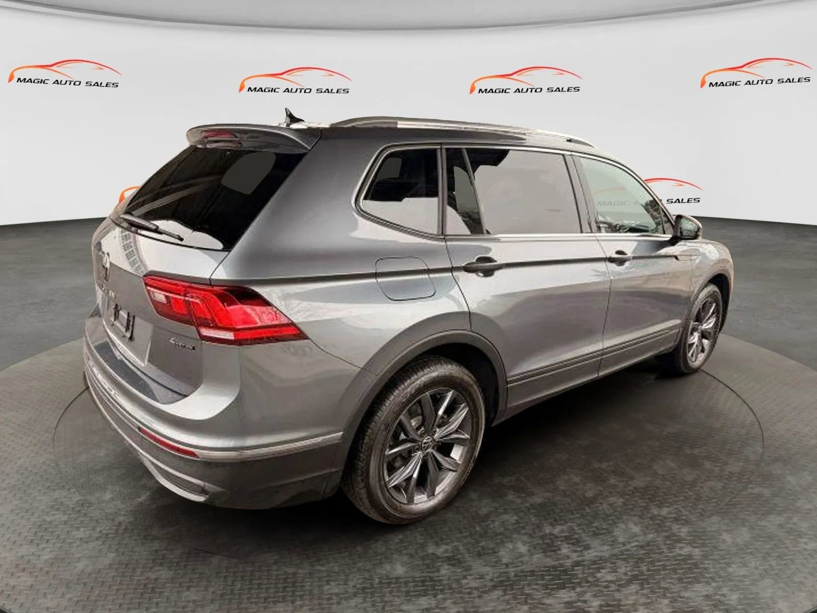 Used 2022 Volkswagen Tiguan SE w/ Panoramic Sunroof Package AWD/4WD image 11