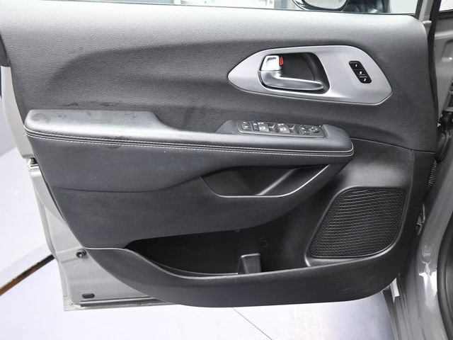 Used 2025 Chrysler Pacifica Limited image 18