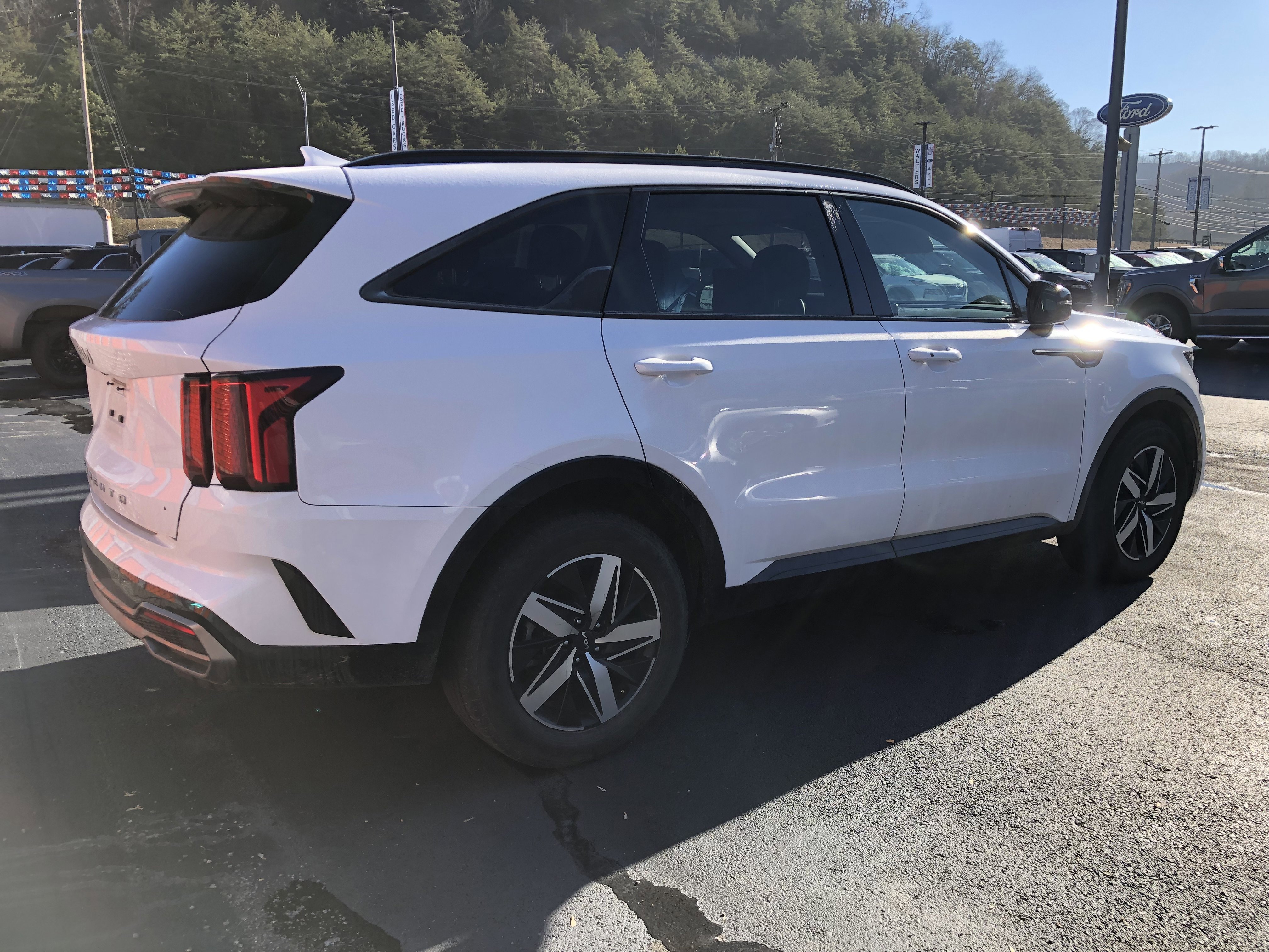 Used 2022 Kia Sorento S w/ Panoramic Sunroof Package image 3