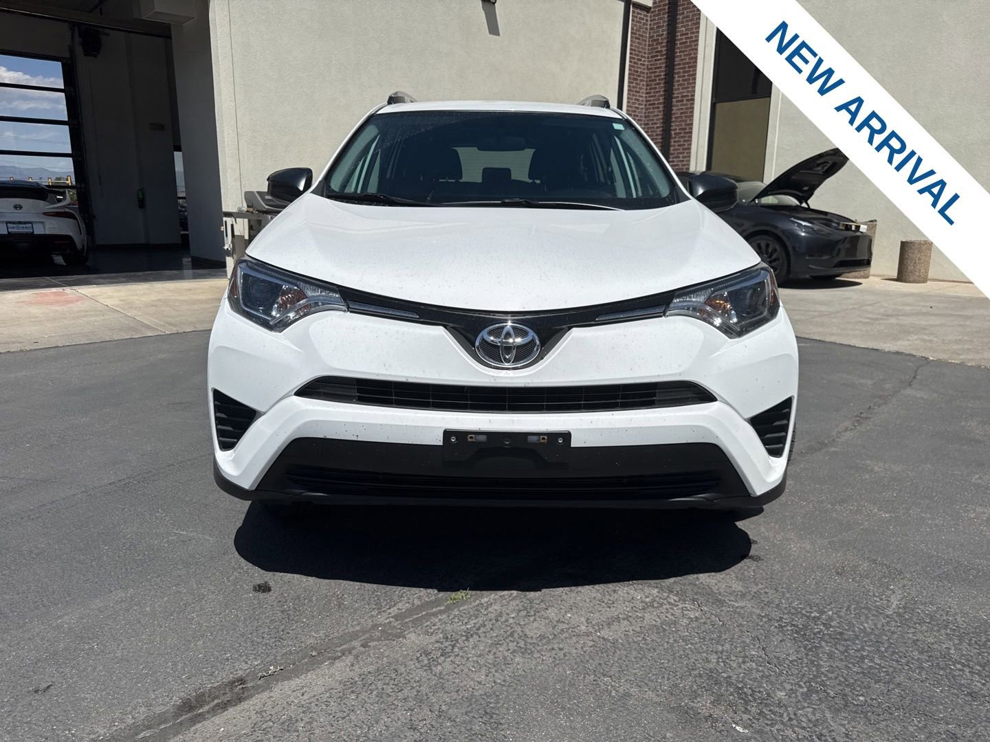 Used 2016 Toyota RAV4 LE AWD/4WD image 2