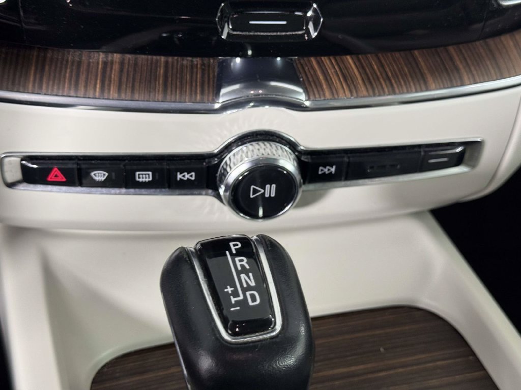 Used 2021 Volvo XC60 T5 Momentum w/ Premium Package AWD/4WD image 27