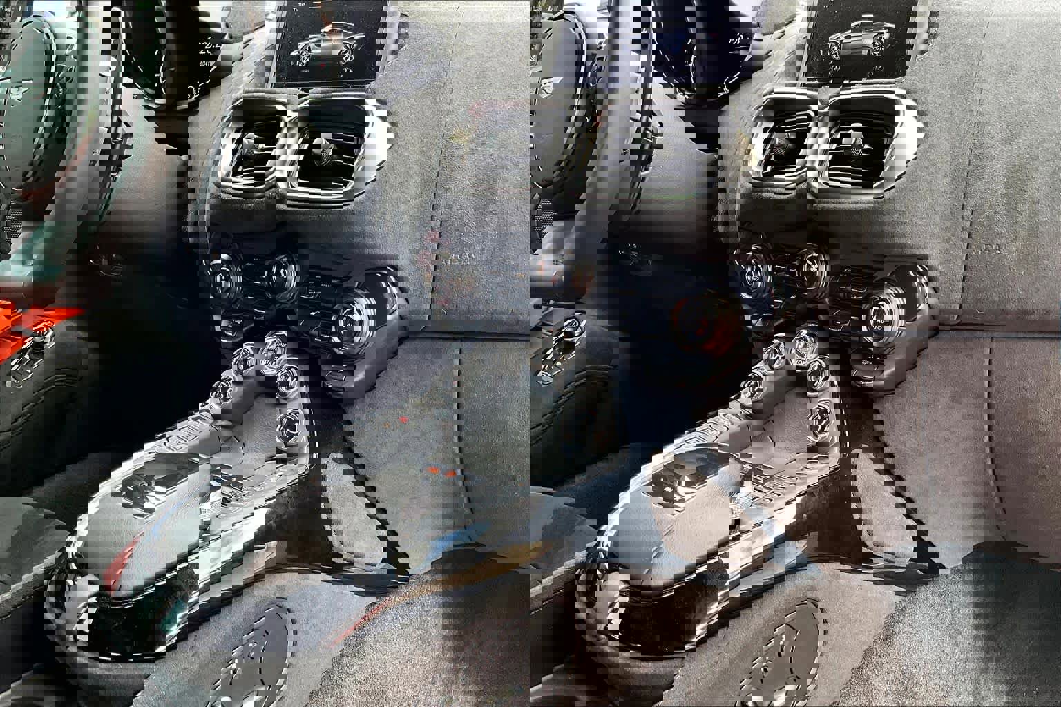 Used 2020 Aston Martin V8 Vantage Coupe image 32