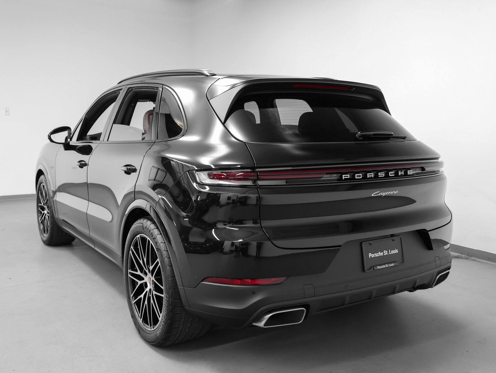 Used 2025 Porsche Cayenne image 3